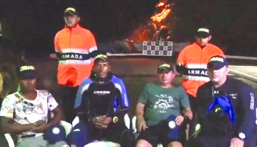Los cuatro buzos rescatados por la Armada Nacional.