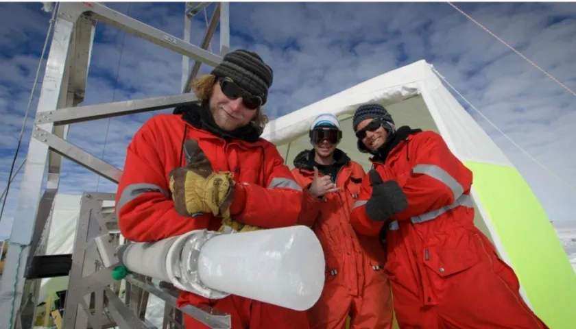 Científicos perforan un núcleo de hielo antártico.