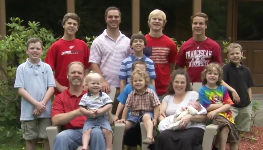   Jay y su esposa Kateri Schwandt y sus 13 hijos.