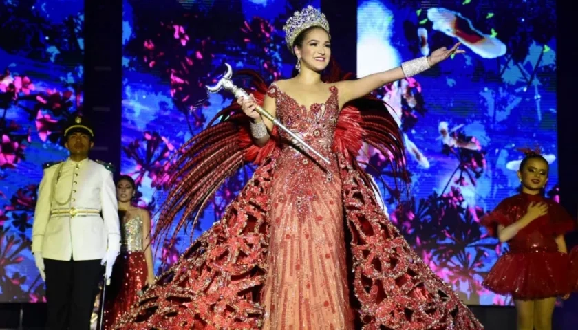La Reina Valeria Abuchaibe, tras ser coronada por su antecesora.