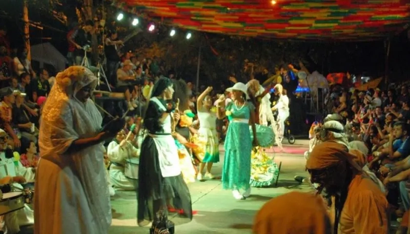 Teatro al aire libre en la Carnavalada de Ay Macondo.