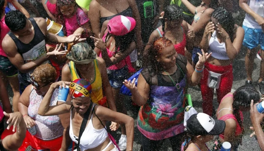 Un grupo de panameños y extranjeros participan de los tradicionales "culecos" (juegos de agua)