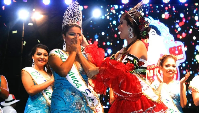 La reina Andrea Balza durante la coronación.