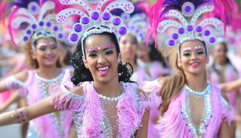 Comparsa Reinas y reinitas.