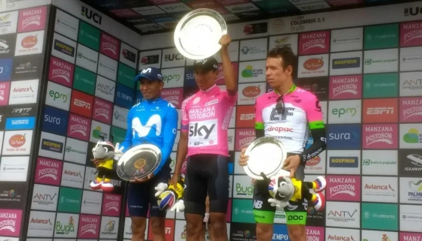 Momentos de la premiación a los ganadores de la carrera.