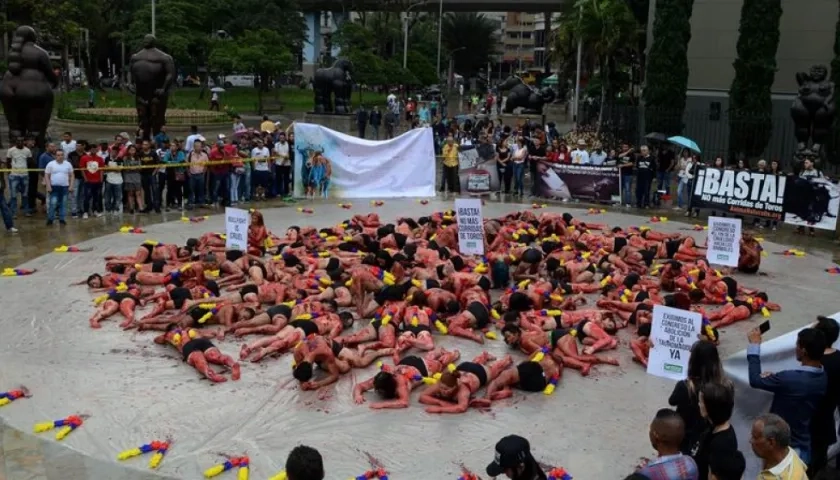 Activistas con sus cuerpos semidesnudos, "ensangrentados" y con banderillas protestaron en Medellín.