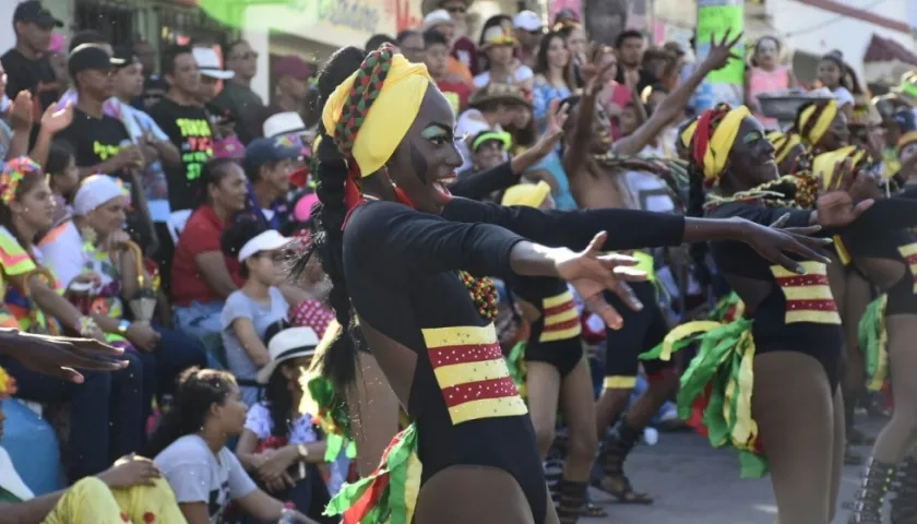 El Carnaval de la 44 se vivió desde el bordillo.