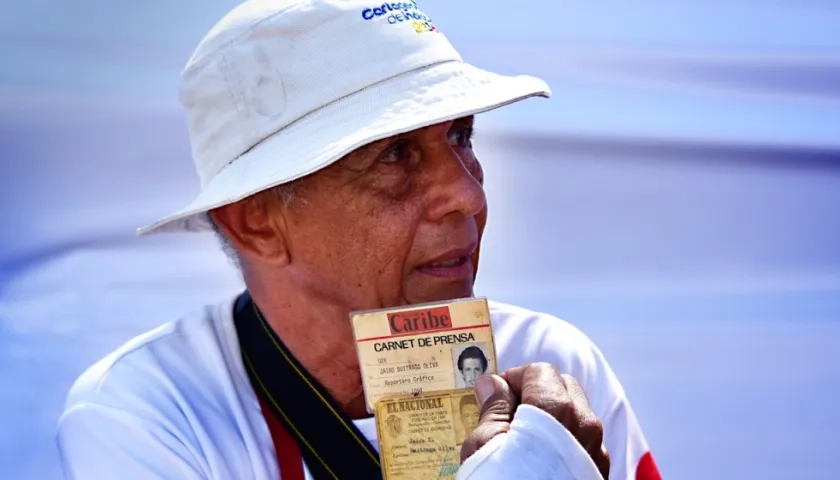 Jairo Buitrago cubriendo la Batalla de Flores en el Carnaval de Valeria.
