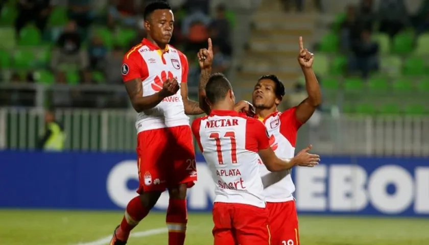 Wilson Morelo (d) de Santa Fe celebra luego de anotar su segundo gol ante Wanderers.