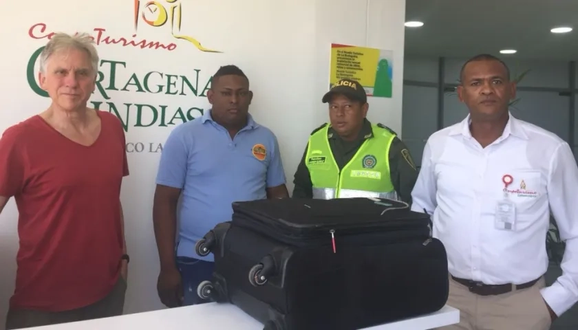 Un taxista ejemplar devolvió una maleta con ropa, documentos, elementos de uso personal,  y dos millones de pesos