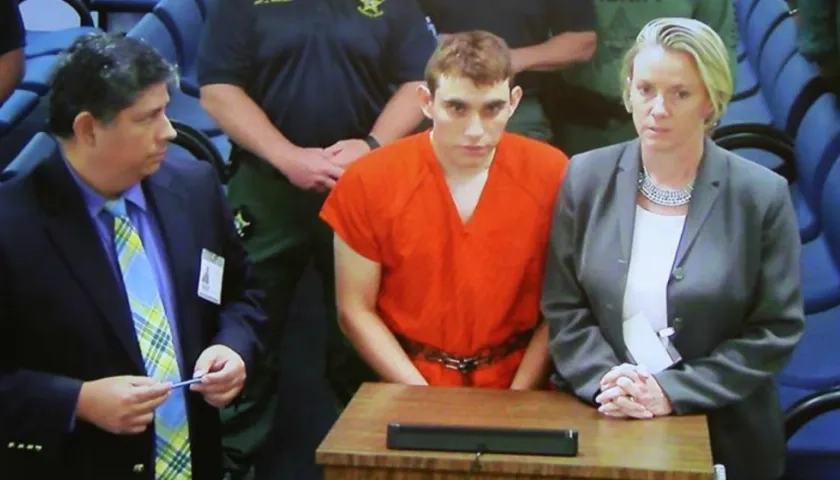 El sospechoso del tiroteo escolar Nikolas Cruz (c) comparece en video en la corte del condado de Broward ante la jueza Kim Theresa Mollica.