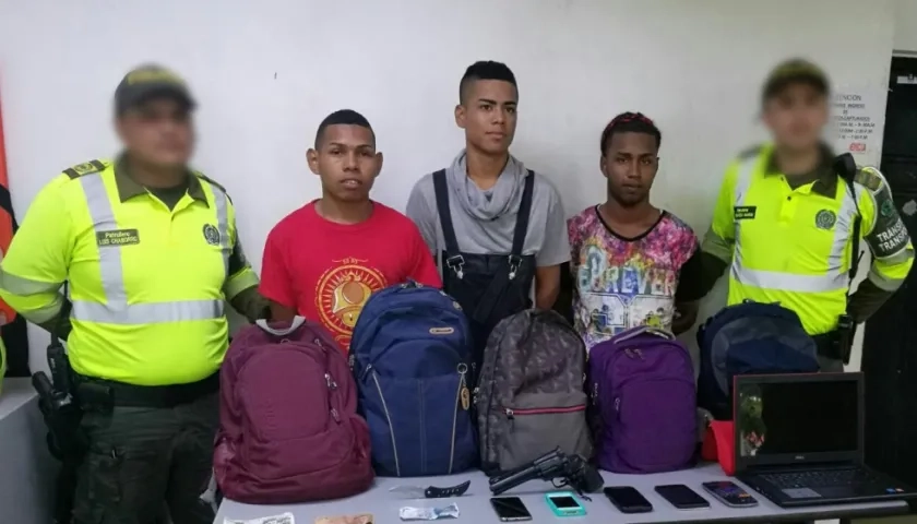 Los tres capturados y los elementos hurtados.