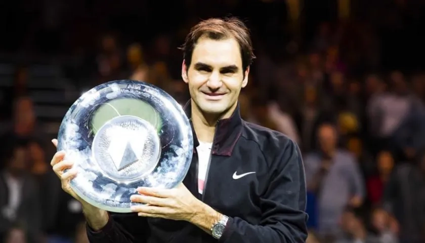 Federer con el trofeo de Rotterdam. 