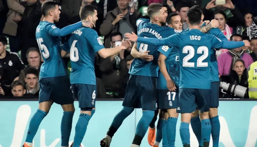 Los jugadores del Real Madrid celebran el gol de Karim Benzema, quinto del equipo frente al Real Betis, durante el partido de Liga en Primera División