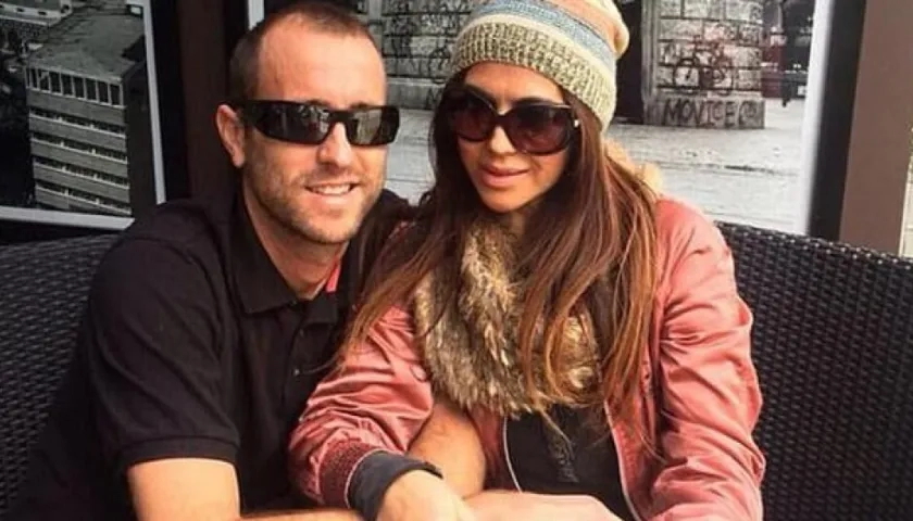 Lewis Bennett junto a la colombiana Isabella Helmann.