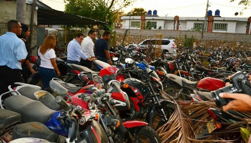 Visita del alcalde de Santa Marta, Rafael Martínez, a los patios llenos de motos abandonadas.