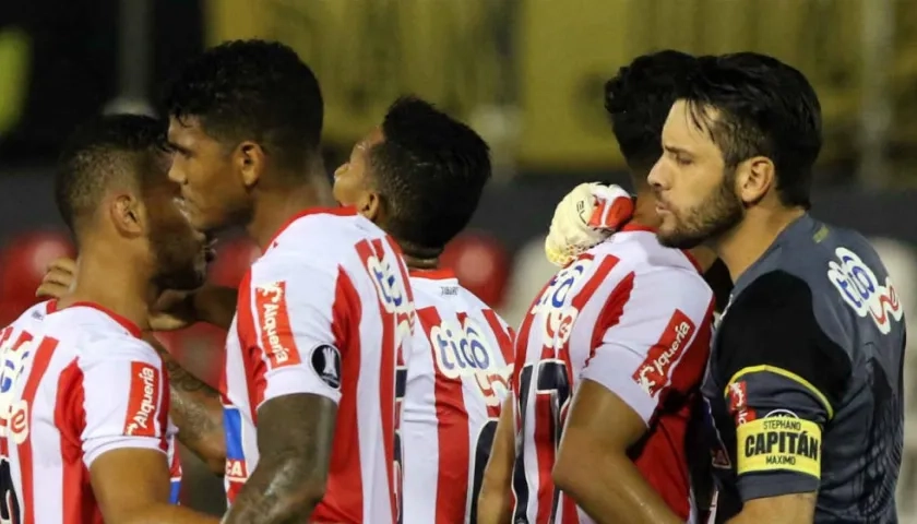 Los Jugadores de Junior se felicitan tras avanzar de ronda. 