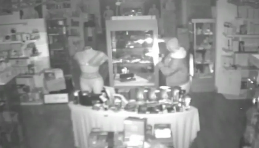 Momento en el que el asaltante se lleva los juguetes eróticos.