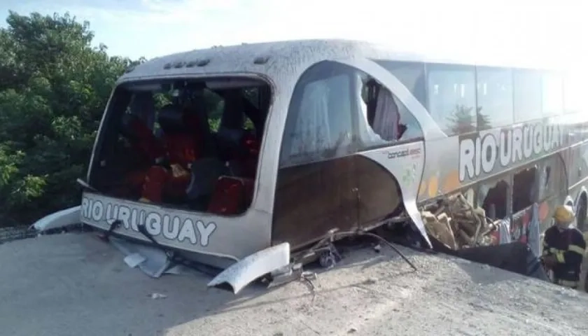 Así quedó el bus después del choque con el puente.