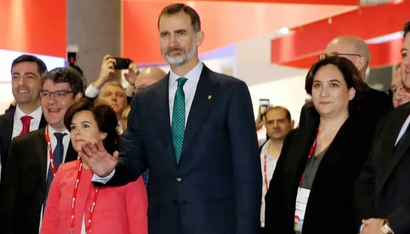 El Rey Felipe VI  junto a la alcaldesa de Barcelona Ada Colau.