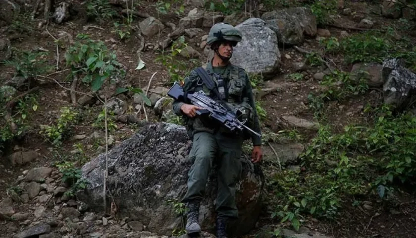 Militar presta servicio de vigilancia en la frontera.