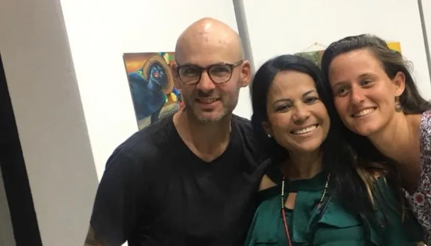 Productores franceses con Mónica Ariza, una de las amigas de Shakira.