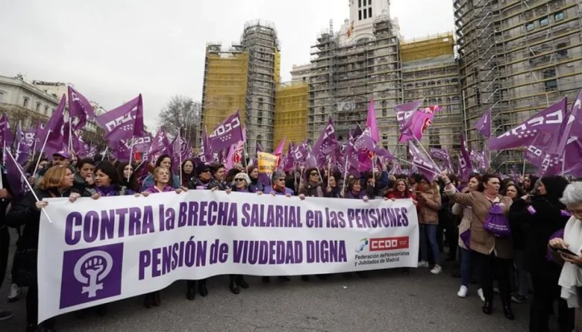 Concentración convocada por los sindicatos en la Plaza de la Cibeles, a las puertas del Ayuntamiento de Madrid, con motivo del Día de la Mujer. 