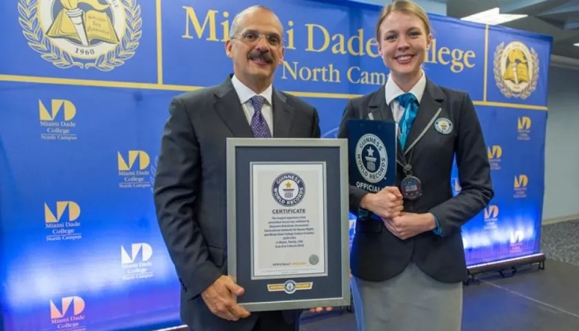 El jurista Alejandro Rebolledo con su certificado de récord guinness.