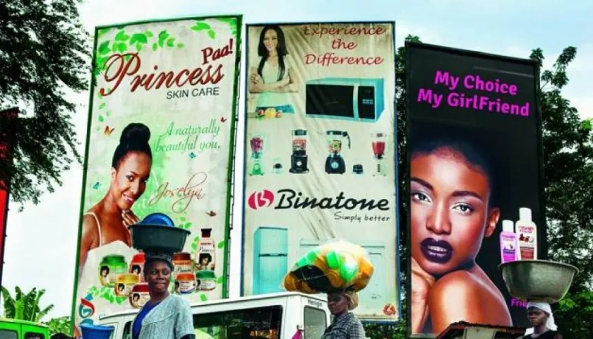 En las calles de Ghana es usual encontrarse con estos avisos de productos para aclara la piel.