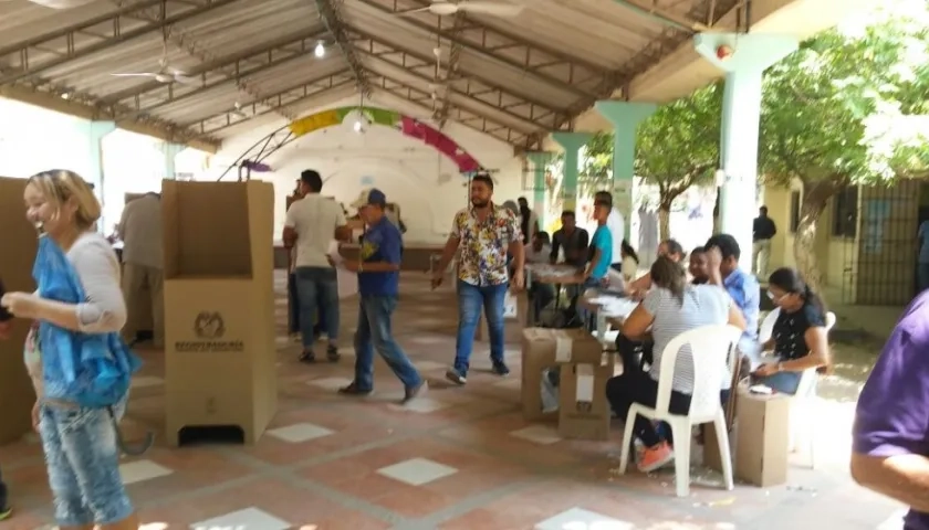 Puesto de votación en el colegio Simón Bolívar de Malambo.