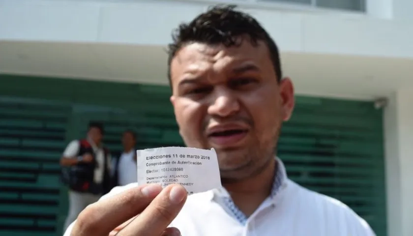 Jaime Ardila Pontón muestra su Certificado de Identificación Biométrica, y sin embargo, no pudo votar.