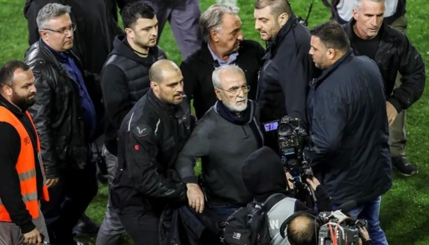 La Liga de Grecia se suspendió en respuesta al incidente acaecido durante el partido de este domingo entre el PAOK de Salónica y el AEK de Atenas.