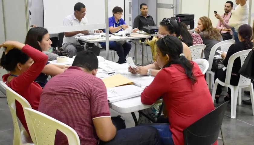 Las comisiones escrutadoras trabajan en el Centro de Eventos 'Puerta de Oro'.