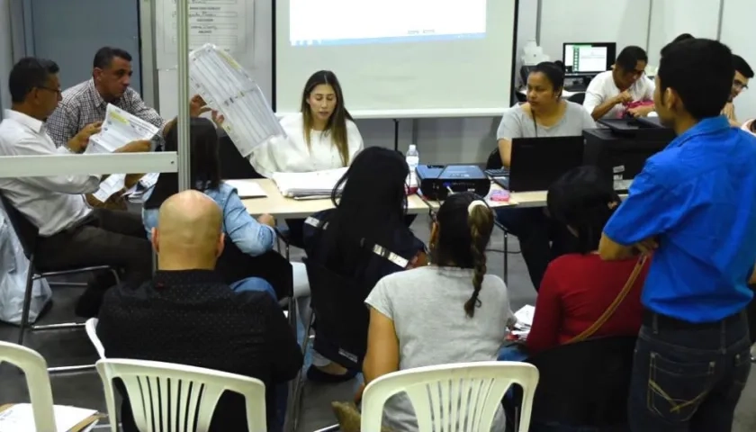 Las comisiones escrutadoras en plena labor.