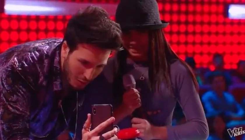 El cantante Sebastián Yatra y Mari recibiendo la llamada de Carlos Vives.