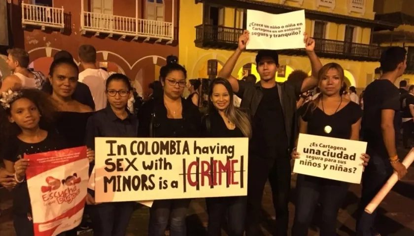 Un grupo de ciudadanos protesta en la Plaza de los Coches.