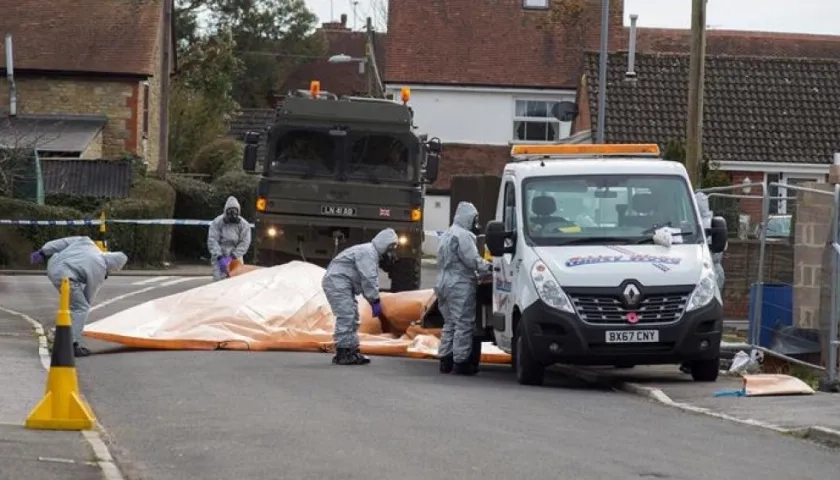 Casi 500 efectivos de la policía y unos 200 militares prosiguen sus labores de investigación.