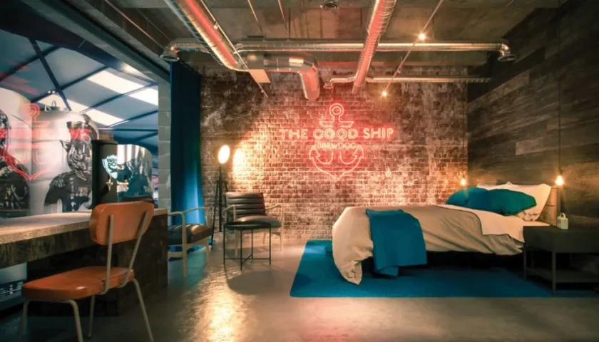 Una de las habitaciones con vista a los tanques de fermentación.