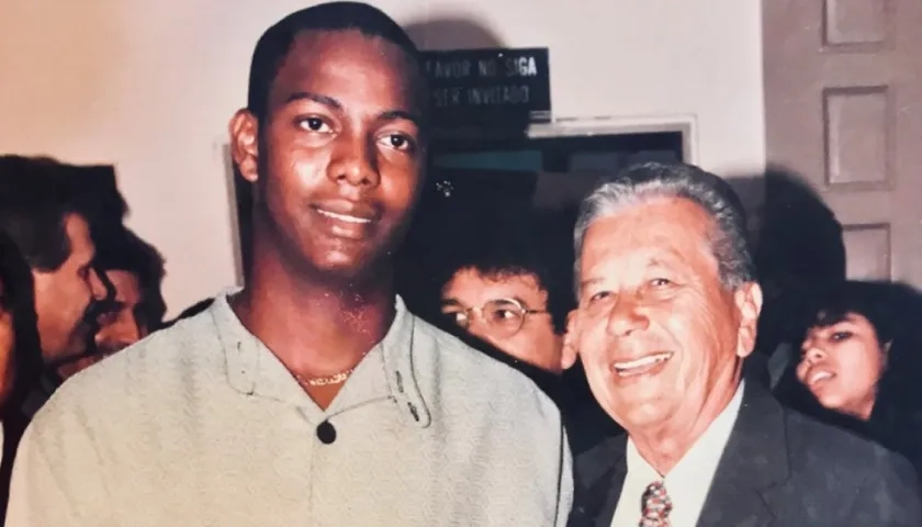 Tomás Barraza con el ex big leaguer Édgar Rentería.