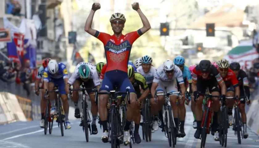 Vincenzo Nibali se impone en la meta. 