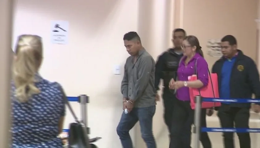 Eduardo Grimaldo saliendo de la audiencia. 