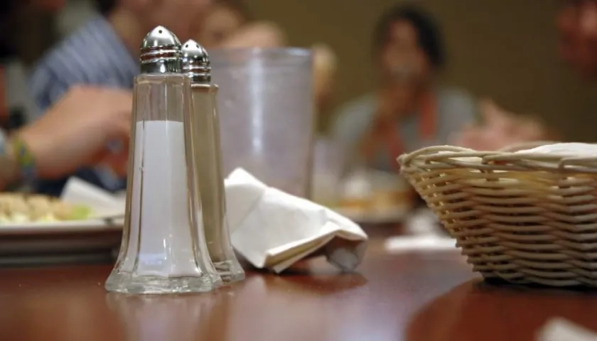 La recomendación de los especialistas es retirar el salero de la mesa.