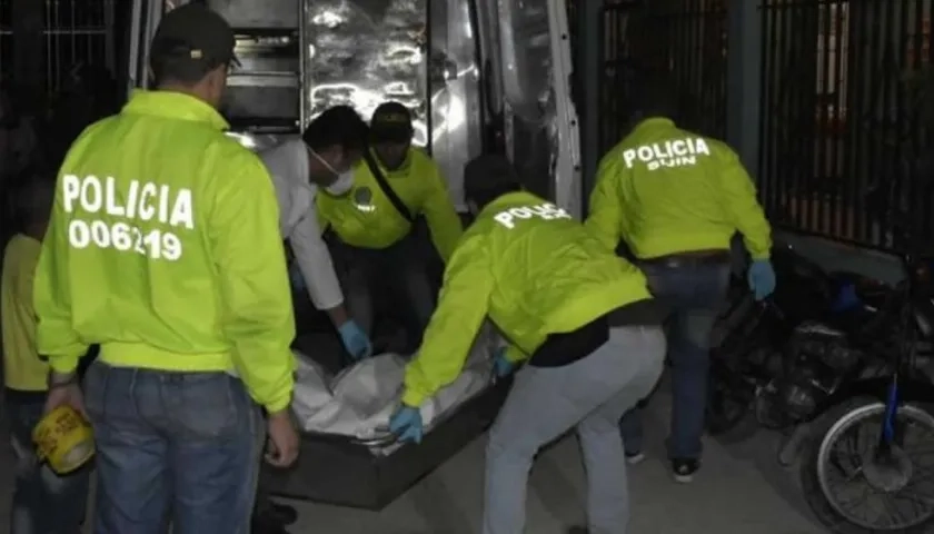 Policía Judicial haciendo el levantamiento del cadáver.