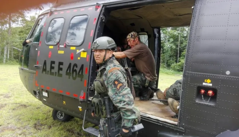 Fuerzas Armadas de Ecuador rescatando a soldados heridos en la zona fronteriza.