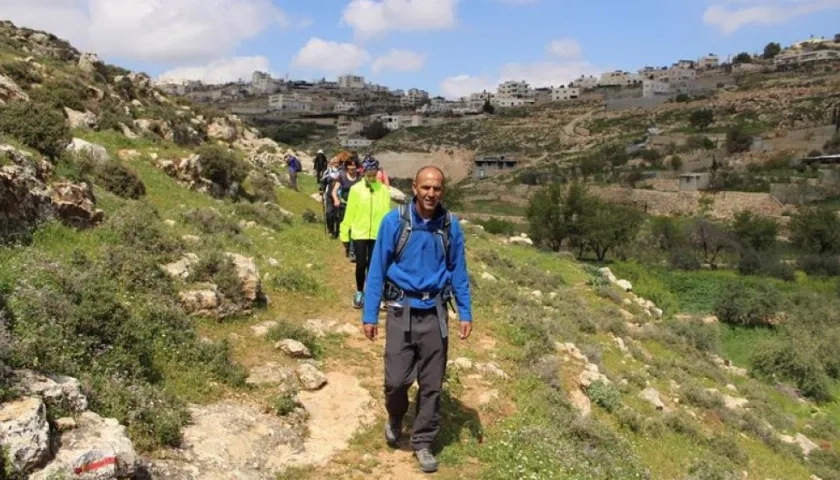 Turistas recorren el Camino de Abraham.