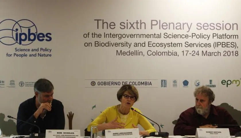 La secretaria ejecutiva de IPBES, Anne Larigauderie (c), el presidente de la IPBES, sir Robert Watson (d), y el copresidente de la evaluación de degradación de la tierra y restauración, Bob Scholes (i).