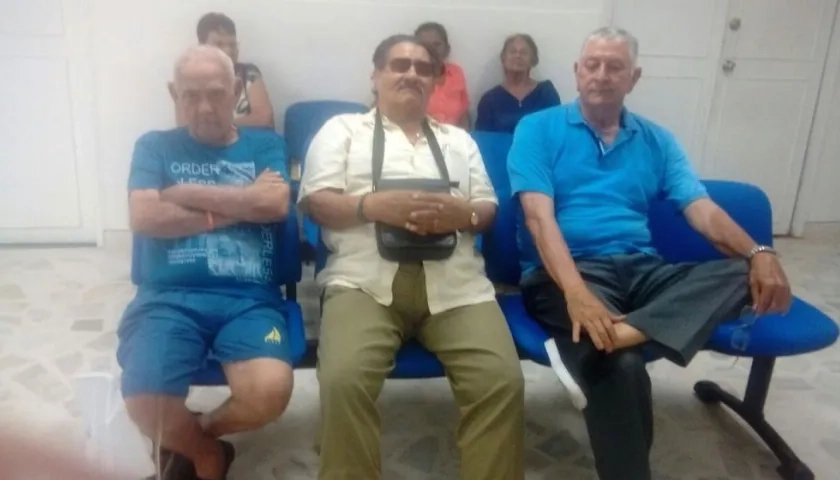 A la izquierda un paciente con sonda que no fue atendido.