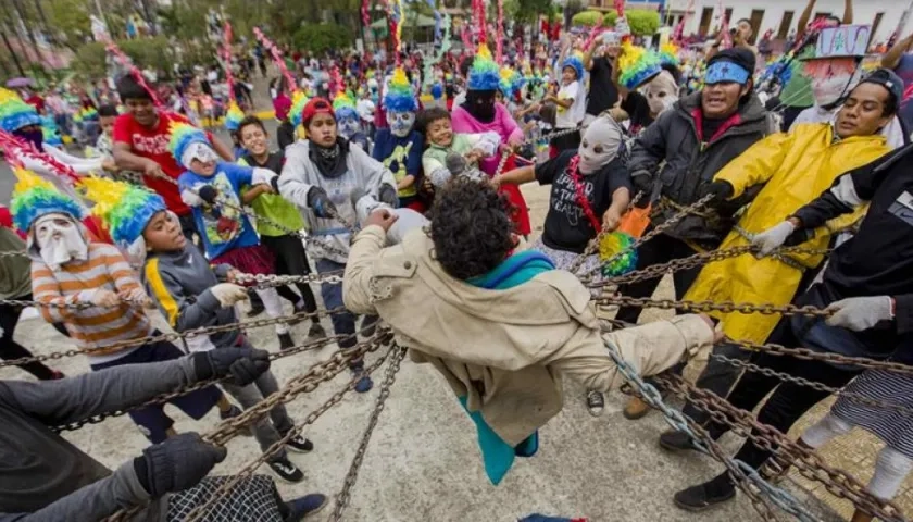 Jóvenes participan en la procesión de "Los Encadenados" en Nicaragua.