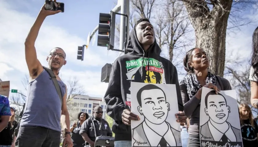 Afuera de la oficina del fiscal de distrito en Sacramento, California