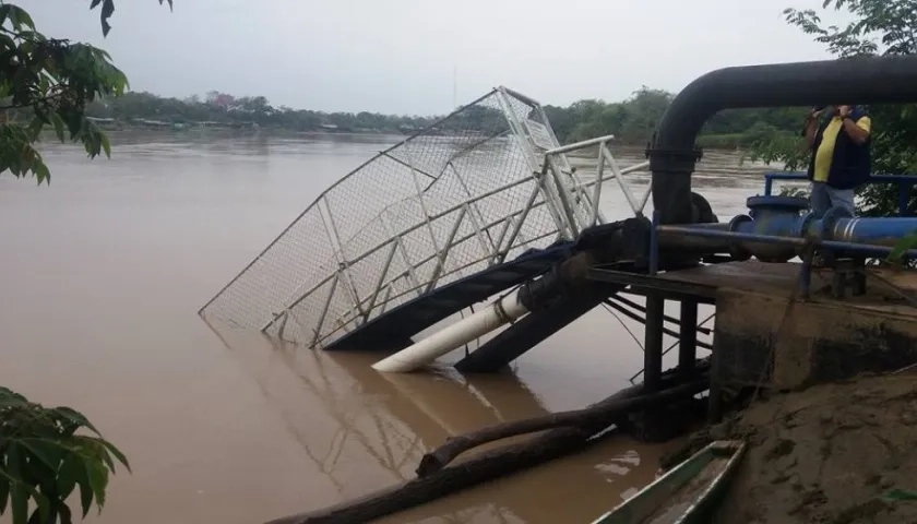 La creciente súbita del río Arauca terminó hundiendo la barcaza donde estaban las bombas sumergibles.